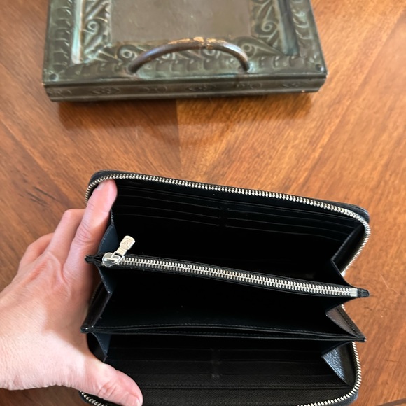 Authentic Louis Vuitton Zippy Wallet Black EPI Leather - Picture 4 of 11